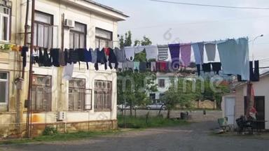 在城市贫困地区的一栋多层建筑的绳索上称重和烘干衣服